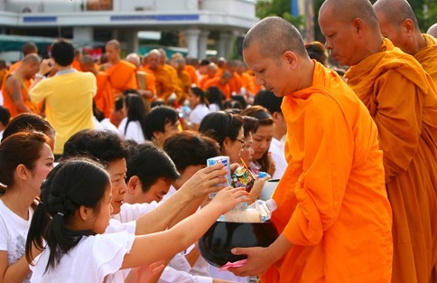 การทำบุญตักบาตร